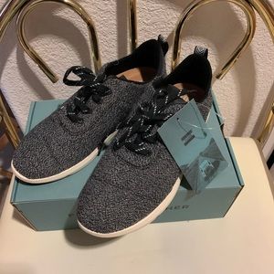 **SOLD** New TOMS Womens Cabrillo Black